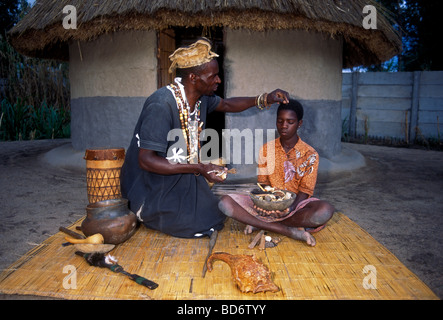 Docteur Alfred Chakadenga Shona, guérisseur, sorcier, chaman, spiritualiste, spiritualisme, medicine man, Chapungu Village Shona, Harare, Zimbabwe Banque D'Images