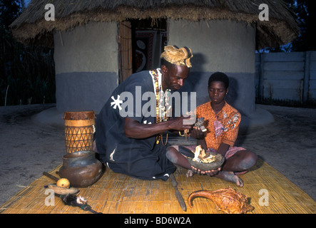 Docteur Alfred Chakadenga Shona, guérisseur, sorcier, chaman, spiritualiste, spiritualisme, medicine man, Chapungu Village Shona, Harare, Zimbabwe Banque D'Images