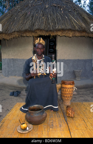 Docteur Alfred Chakadenga Shona, guérisseur, sorcier, chaman, spiritualiste, spiritualisme, medicine man, Chapungu Village Shona, Harare, Zimbabwe Banque D'Images