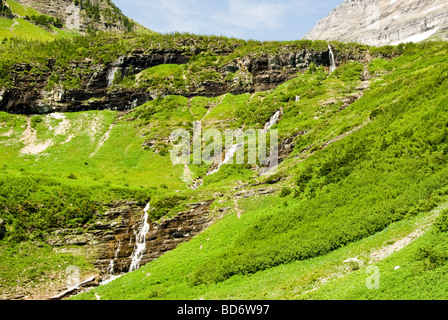 Cascades le long de la route allant vers le soleil, dans le parc national des Glaciers Banque D'Images