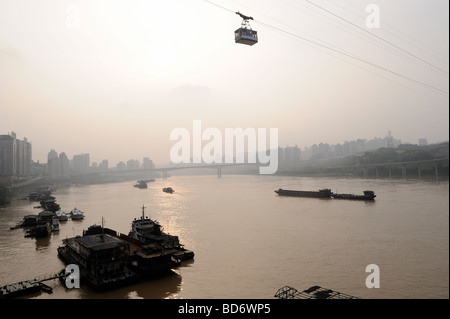 La traversée du fleuve Jialing à Chongqing, Chine. 02-Aug-2009 Banque D'Images