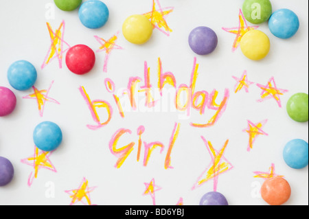 Fille d'anniversaire, les étoiles et les smarties écrit en crayons de couleur sur papier Banque D'Images