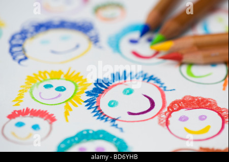 Dessin couleur Childs de happy smiling faces avec crayons de couleur Banque D'Images