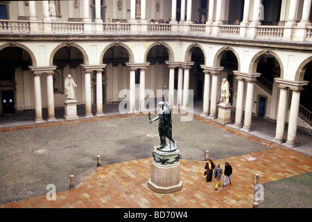 Palazzo di Brera square, Pinoteca di Brera, palace, National Gallery and Museum, cour intérieure à arcades, colonnes et arcades, Mi Banque D'Images