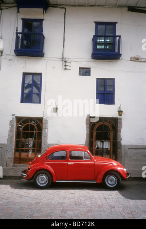 VW Coccinelle rouge à Cusco Pérou Banque D'Images