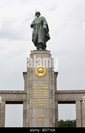 Mémorial aux soldats soviétiques de la seconde guerre mondiale à Berlin. Banque D'Images