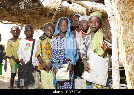 Les enfants de l'école pendant les cours, au lac de Lagdo, le nord du Cameroun, le Cameroun, l'Afrique Banque D'Images