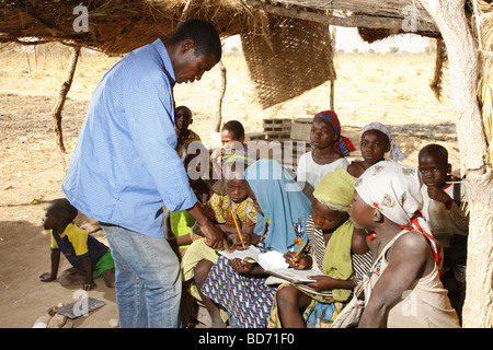 Les enfants de l'école pendant les cours, au lac de Lagdo, le nord du Cameroun, le Cameroun, l'Afrique Banque D'Images