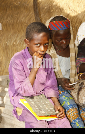 Les enfants de l'école, un garçon et une fille, pendant les cours, au lac de Lagdo, le nord du Cameroun, le Cameroun, l'Afrique Banque D'Images