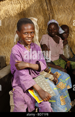 Les enfants de l'école pendant les cours, au lac de Lagdo, le nord du Cameroun, le Cameroun, l'Afrique Banque D'Images