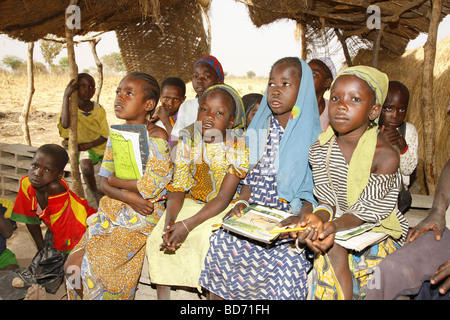 Les enfants de l'école pendant les cours, au lac de Lagdo, le nord du Cameroun, le Cameroun, l'Afrique Banque D'Images