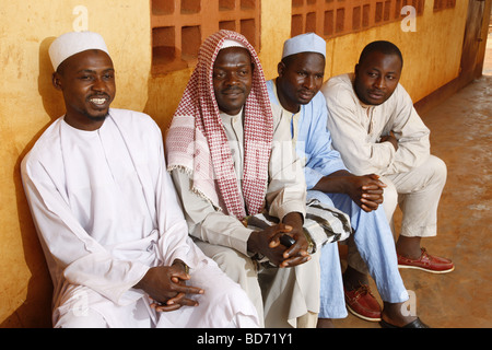 Imam Abdoulaye Arouna et consultants, l'Islam, Bafoussam, Cameroun, Afrique Banque D'Images