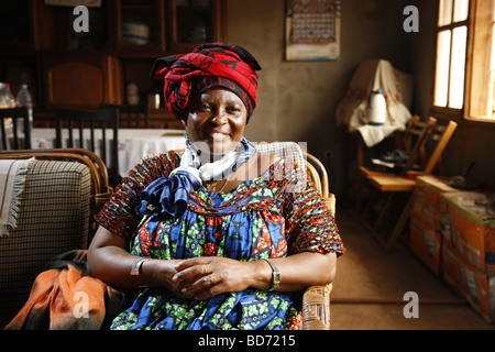 Femme dans son salon, Bafoussam, Cameroun, Afrique Banque D'Images