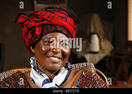 Femme dans son salon, Bafoussam, Cameroun, Afrique Banque D'Images