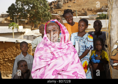 Maire Fanda Vongo devant des enfants, Maroua, Cameroun, Afrique Banque D'Images