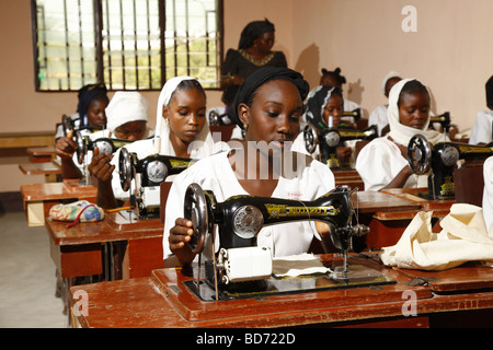 Les femmes utilisant des machines à coudre, centre de formation, Maroua, Cameroun, Afrique Banque D'Images