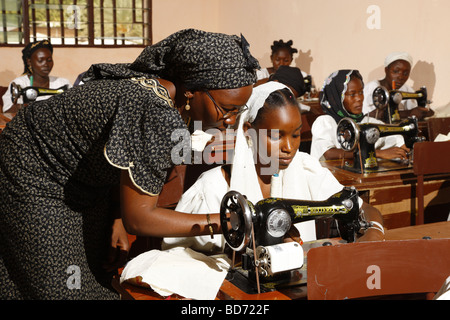 Les femmes utilisant des machines à coudre, centre de formation, Maroua, Cameroun, Afrique Banque D'Images