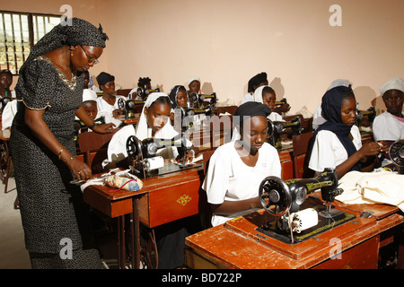 Les femmes utilisant des machines à coudre, centre de formation, Maroua, Cameroun, Afrique Banque D'Images