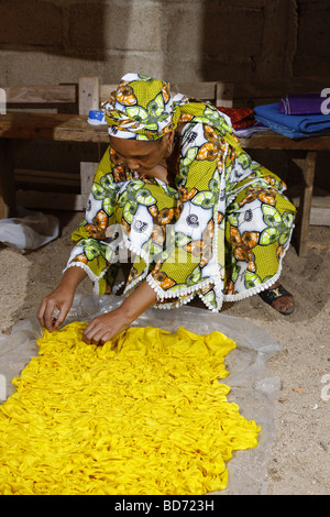 Femme préparant pour la teinture de tissus batik, travail à domicile, Maroua, Cameroun, Afrique Banque D'Images