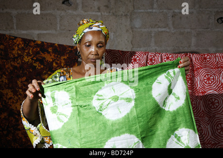 Femme création tissu teint batik, travail à domicile, Maroua, Cameroun, Afrique Banque D'Images