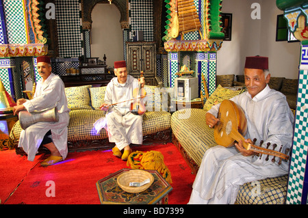 Musiciens traditionnels jouant dans Marhaba Palace Restaurant, Rue de la Kasbah, Medina, Tanger, Maroc, Région Tangier-Tétouan Banque D'Images