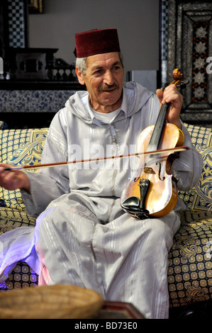 Musiciens traditionnels jouant dans Marhaba Palace Restaurant, Rue de la Kasbah, Medina, Tanger, Maroc, Région Tangier-Tétouan Banque D'Images