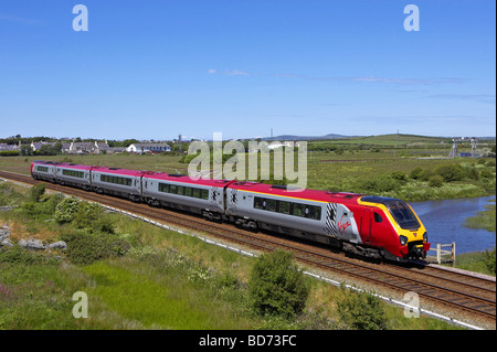 Le Voyager 221 108 Super vierge passe vallée sur Anglesey avec un service d'Euston Holyhead sur 27 06 09 Banque D'Images