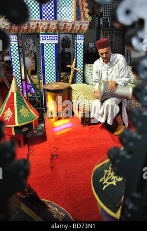 Musiciens traditionnels jouant dans Marhaba Palace Restaurant, Rue de la Kasbah, Medina, Tanger, Maroc, Région Tangier-Tétouan Banque D'Images