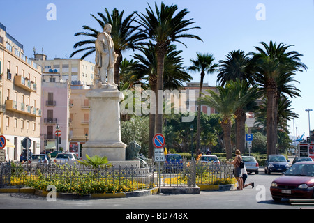 Place Garibaldi avec Statue de Garibaldi (1890) - Trapani, Sicile Banque D'Images