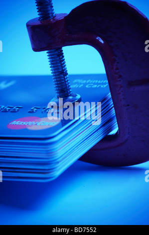 Pile de cartes de crédit pressé avec un collier de métal C Banque D'Images