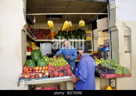 Étal de fruits dans la Kasbah, Tanger, Maroc, Région Tangier-Tétouan Banque D'Images