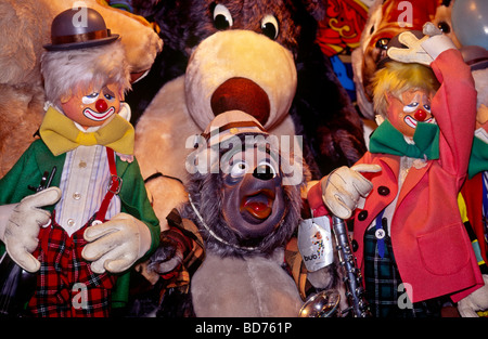 Marionnettes Royaume-Uni. Exposition colorée de jouets mous de fairground, y compris des clowns, des ours et des marionnettes, en tant que prix gagnants à une foire nationale anglaise c. Banque D'Images