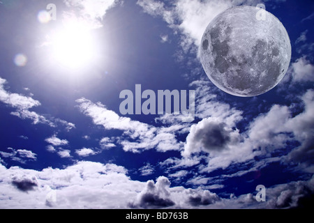 Image de pleine lune sur un ciel nuageux avec le soleil brillant au cours de la journée Banque D'Images