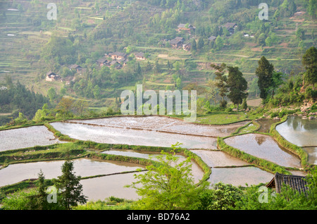 Rizières en terrasses et des villages inondés province du Guizhou Chine Banque D'Images