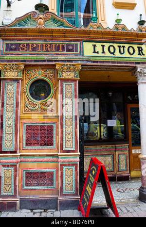 Crown Liquor Saloon, bar et restaurant à Great Victoria Street dans le centre de Belfast, en Irlande du Nord Banque D'Images