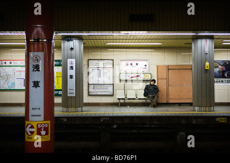 Un homme en attente d'une rame de métro à Asakusa, Tokyo Banque D'Images