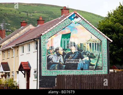 Peinture murale représentant l'Insurrection de Pâques 1916 à Dublin, sur le côté d'une maison dans la zone républicaine de l'Ouest de Belfast, N.I. Banque D'Images