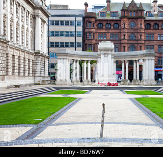 War Memorial - Garden of Remembrance et Cénotaphe, sur Donegall Square West, à côté de l'hôtel de ville de Belfast, en Irlande du Nord. Banque D'Images