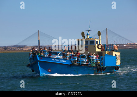 Ferry sur le Rio Guadiana, la rivière entre la ville d'Ayamonte (Andalousie, Espagne) et de Vila Real de Santo Antonio (Portugal) Banque D'Images