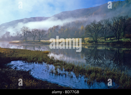 Un matin tôt sur une rivière calme et paisible dans le Parc National des Trossachs Banque D'Images