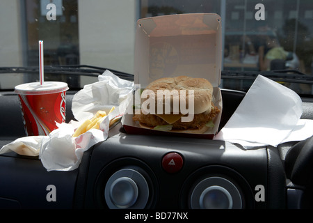 KFC burger frites et coke sur le tableau de bord d'une voiture van avoir quick lunch Banque D'Images