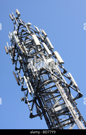 Un mât de télécommunication dans une ville du Royaume-Uni. Banque D'Images