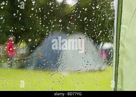 Vue depuis la fenêtre de tente de camping sous la pluie, Pembrokeshire Wales UK Banque D'Images