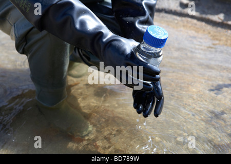 Service de l'environnement de l'Irlande du nord à partir de l'eau d'échantillonnage du dispositif plage locale d'évaluer des normes de qualité de l'eau au Royaume-Uni Banque D'Images