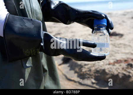 Service de l'environnement de l'Irlande du nord à partir de l'eau d'échantillonnage du dispositif plage locale d'évaluer des normes de qualité de l'eau au Royaume-Uni Banque D'Images