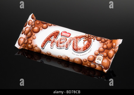 Chocolat Nestlé Aero sur fond noir tourné en studio Banque D'Images