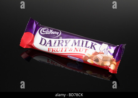 Cadbury Dairy Milk Fruit & Nut Barre de chocolat sur fond noir tourné en studio Banque D'Images