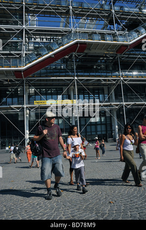 Paris France, famille touristique à pied à l'extérieur du musée George Pompidou, Beauboug, Front, Plaza le centre pompidou Banque D'Images