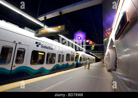 Cycliste débarque dans un train à la gare de Beacon Hill Sound Link Light Rail Transit, Seattle, Washington. Banque D'Images