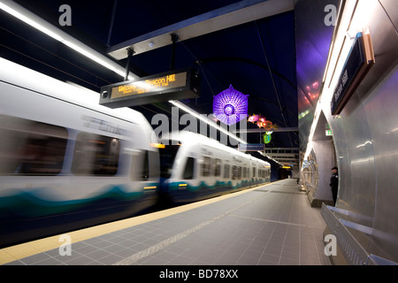 Gardien de sécurité regardant un Train Descendre à la gare de Beacon Hill Sound Link Light Rail Transit, Seattle, Washington. Banque D'Images